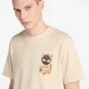 Tricou pentru bărbați Timberland® Brand Carrier cu slogan imprimat pe spate Tricou pentru bărbați Timberland® Brand Carrier cu slogan imprimat pe spate